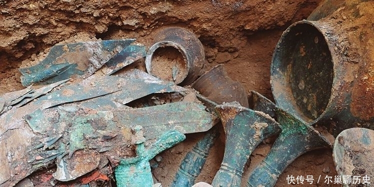 专家在修补文物之前,首先要清洗,可是清洗的难度很大