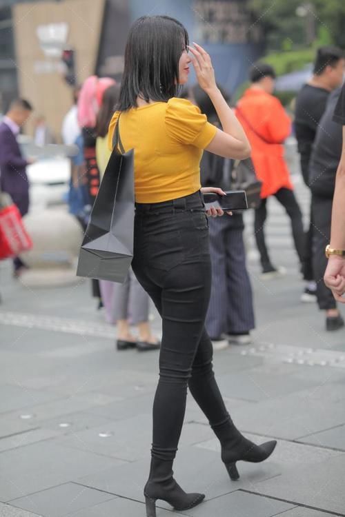 黑色搭配黄色时髦美感十足，休闲的衣服搭配粗跟鞋显气质