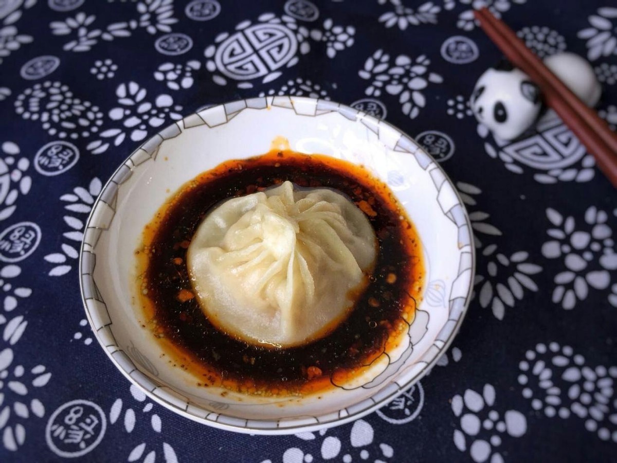 会流汤的灌汤小笼包，皮薄多汁味道棒，很简单一看就会