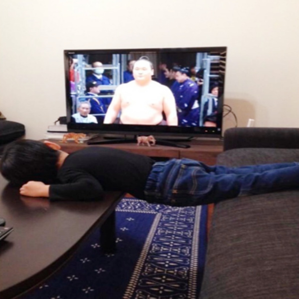 父母分享孩子“没电了”的照片“火了”,感慨:睡功是真强啊