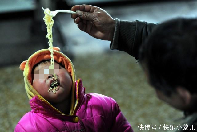 家长|孩子2岁能吃“大人饭”吗？医生：低于这个年龄，再馋也别喂