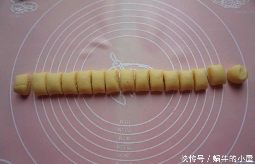 这款小零食香酥可口，做法简单，家里可以多备点，孩子很喜欢吃