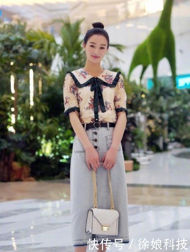 美女|街拍,美女下身穿一条牛仔裙,显得青春潇洒感十足