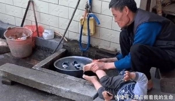 粗暴|爷爷因给孙子洗脚而意外走红,方式简单粗暴,网友:表情都扭曲了