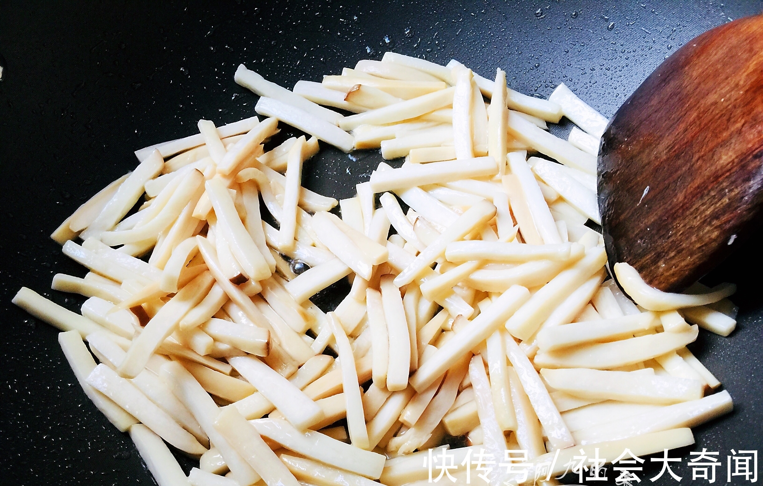 红辣椒|立秋后,这素菜别忘了给家人吃,不放肉也很香,立秋吃它很营养