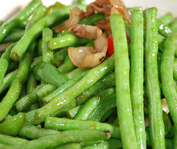 豆角下锅前还要多加一步，豆角快速断生，入味又好吃，还不发黑