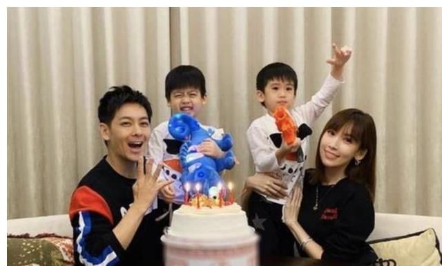 爸爸|“最年轻爸爸”火了,带娃被误认成哥哥,宝妈:这是我老公!