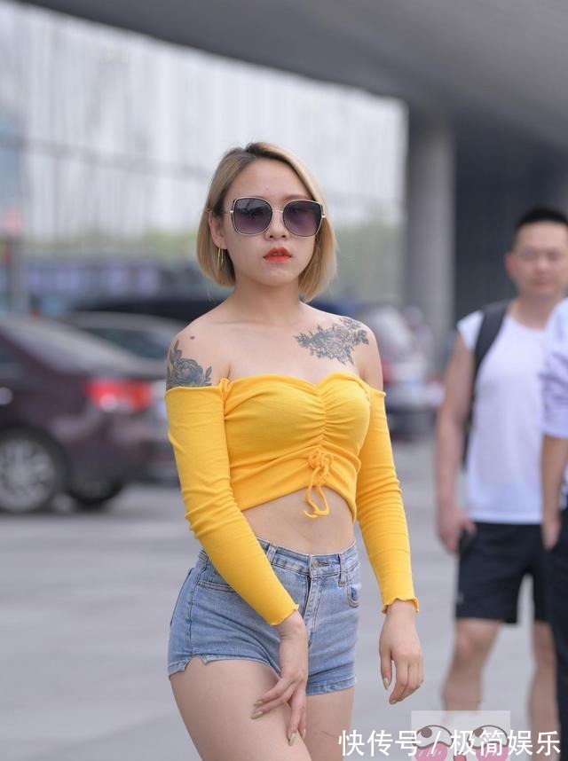 百搭|穿牛仔裤的女神显出雅致休闲的装扮,显出年轻活力!