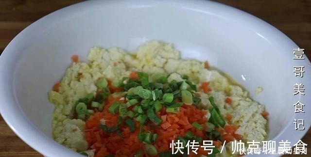 豆腐我家从不红烧，简单一压一搅，出锅太香了，上桌连汤汁都不剩