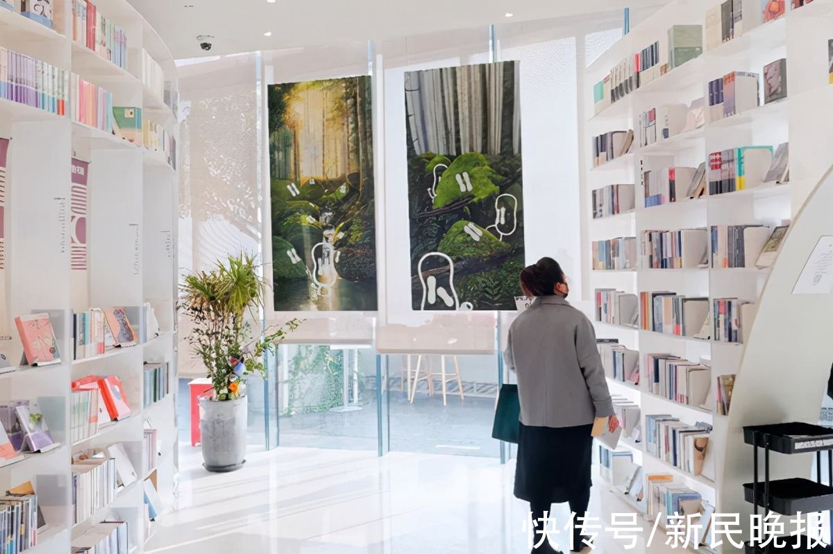 曹之光$抬头看云、低头看书，还能邂逅当代艺术！快来“最高书店”打卡艺术展