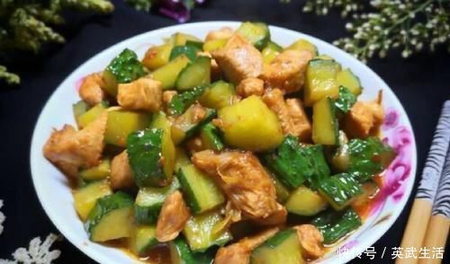 黄瓜和“它”是好搭档，一盘2元钱，每晚吃一点，甩赘肉细蛮腰