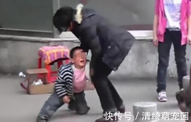 孩子|“我不买了,妈妈别打了”,6岁女孩痛哭求饶:失控父母有多可怕