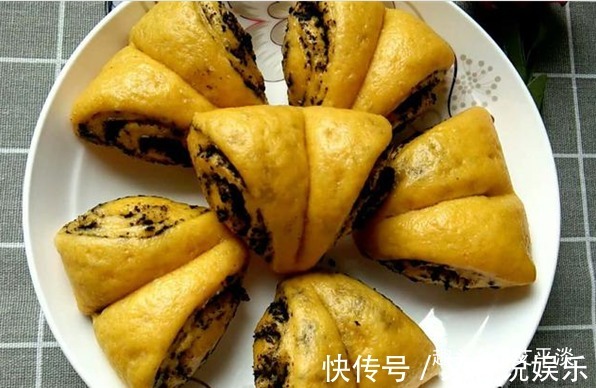 南瓜搅一搅,加1把黑芝麻,不蒸不油炸,焦酥香软好看又好吃