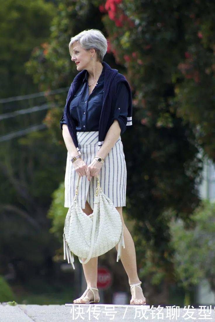 苗条|她是63岁的穿搭博主,皮肤松弛腰身也不苗条,但时尚气质从不输阵