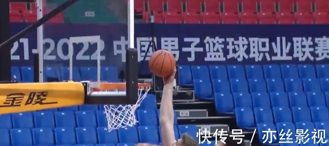 李春江|开局被打11-0!哈斯轰10+3打爆王哲林,冯莱钉板大帽,李春江着急