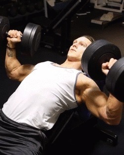 胸肌|臂围45cm，二头肌似小山包的猛汉奶爸，还自带肌肉抽筋绝活