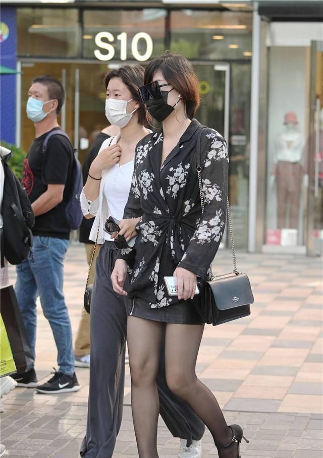 身材 选择黑色丝袜搭配,离不开高跟鞋的衬托,你会搭配短靴还是单鞋?