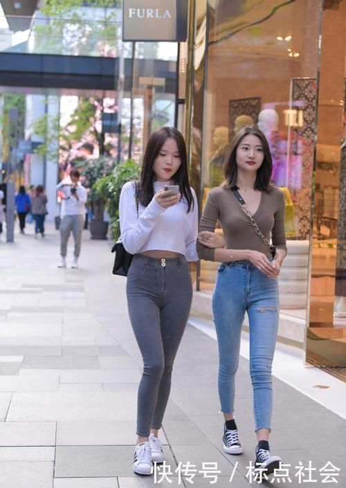 牛仔裤美女见一个少一个,这种牛仔裤穿一条少一条