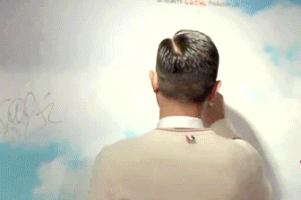 |搞笑GIF图:现在城市找不见土,只能吃砖头了