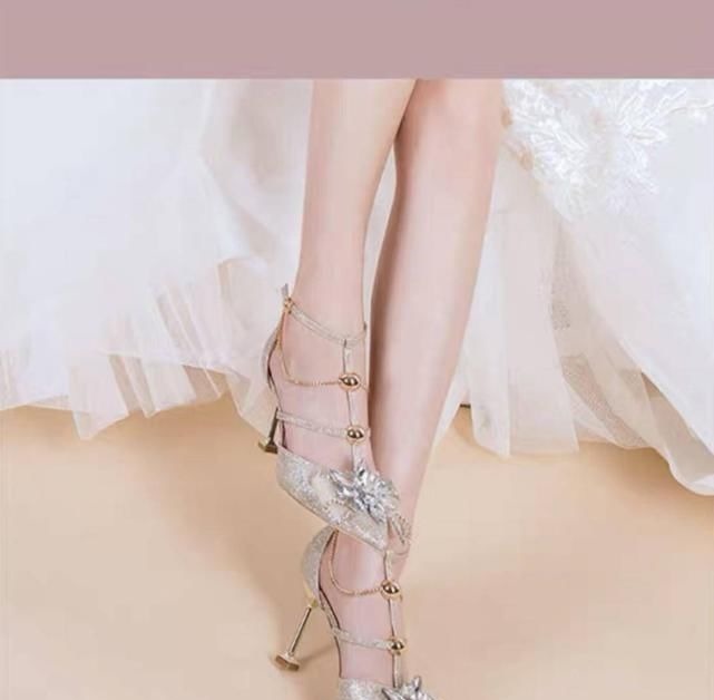 裸色 裸色尖头细跟,衬托出修长的腿部线条,展现柔美的脚部曲线