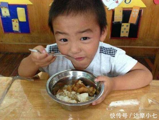 男童|吃1次等于吃10个塑料袋,7岁男童积食不长个,只因“毒晚餐”
