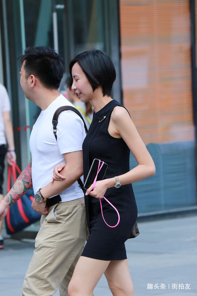 女人|街拍双十年华的女人总是美丽的,年轻是女人最大的资本