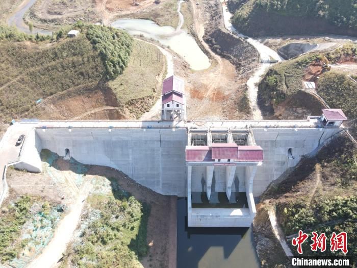 江西鹰潭花桥水利枢纽工程正式下闸蓄水