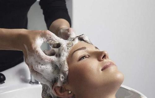 危害|早晨洗头发和晚上洗头发，哪个危害更大？多久洗一次头发才最健康