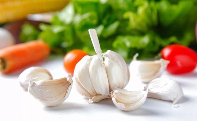 大蒜|大蒜是肺结节的“发物”?医生:若想肺好,4物尽量少碰,莫贪吃