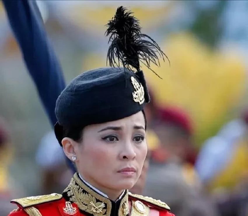 诗妮娜被泰国国王封为贵妃,为何仅过83天,就废黜其贵妃封号