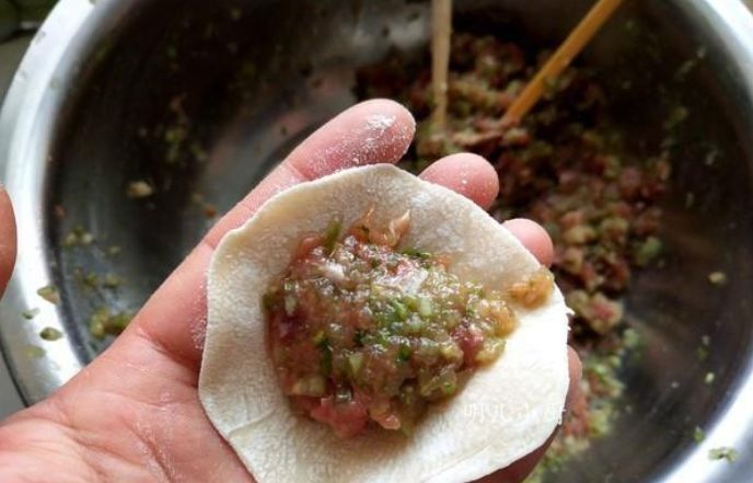 调饺子馅有讲究,牢记“4点”,肉馅又嫩又香,饺子出锅鲜香多汁