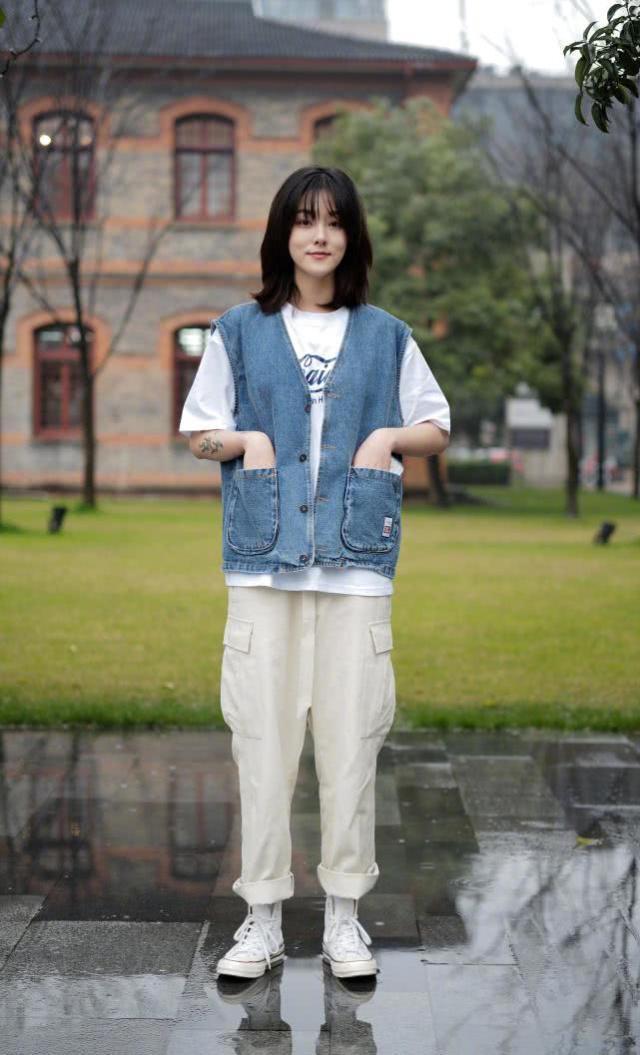 街拍：清爽靓丽的短发美女，穿黑色的吊带连衣裙，时尚大气