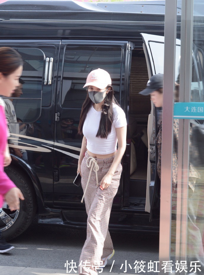 格外|粉色的帽子具有衬肤的效果,让小姐姐显得格外的青春