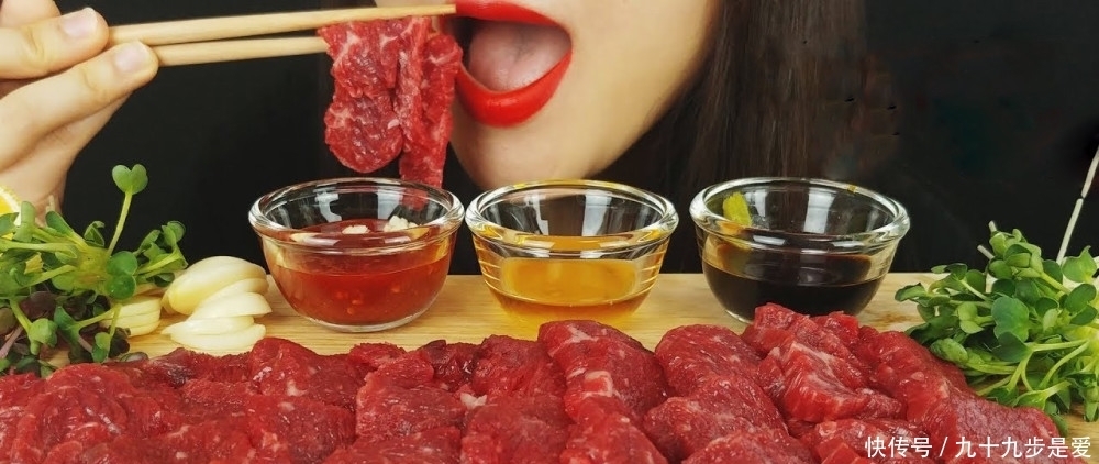 日本小姐姐整了一盘生牛肉，整整1斤，看完吃法，不淡定了！