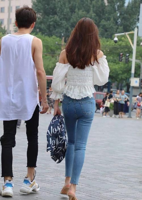 尽显|凹凸有致小姐姐,牛仔裤穿出青春个性,尽显女性线条美