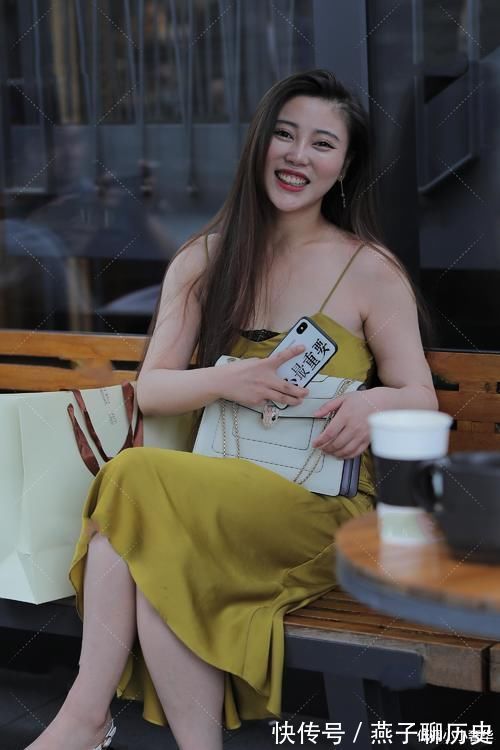 吊带裙 黄色吊带连衣裙搭配白色高跟鞋,尽显身材高挑,穿出浪漫气质