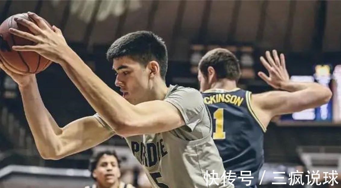 国足|16分钟16分！19岁华裔中锋闪耀NCAA，身高2米24，能说流利中国话