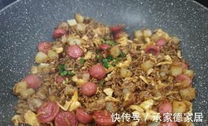 天气越来越热不想做饭，送您土豆香肠炒饭，简单美味，原来这么香