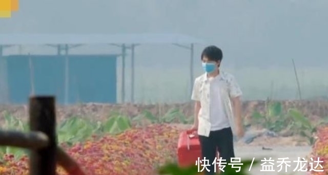 叫黄磊没礼貌,叫黄老师没个性,看到郭麒麟的叫法,不愧是少班主