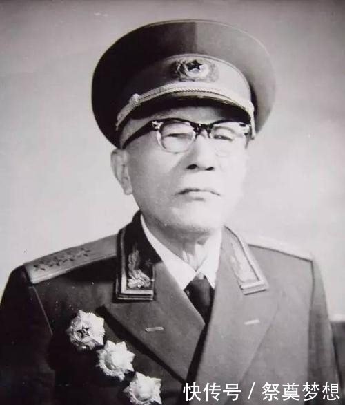 犯错误被降为士兵,黄克诚为何还被授衔为