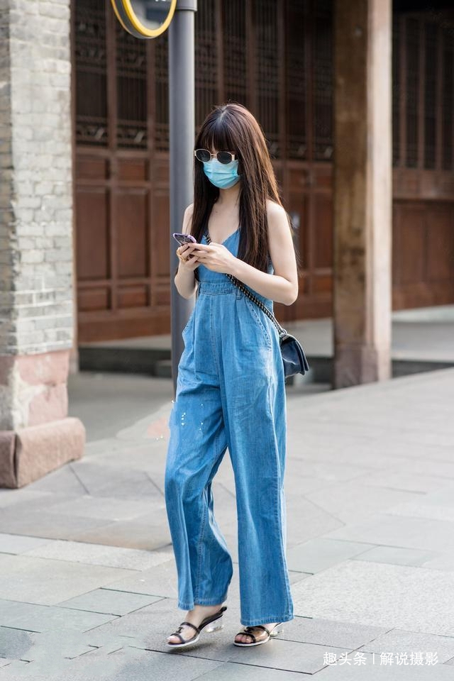 看起来|路人街拍,美女穿一条淡蓝色的裙子,看起来非常性感