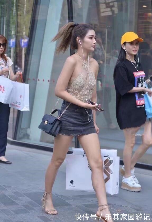 吊带背心 挂脖吊带背心搭配牛仔包臀裙,时尚感爆棚,,烟熏妆很奈斯!