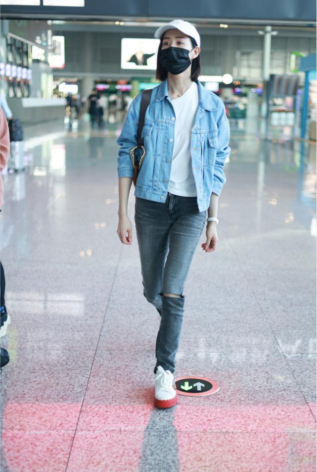 洞裤|健身达人张钧甯真会穿,牛仔外套配破洞裤休闲随性,身材真是绝了