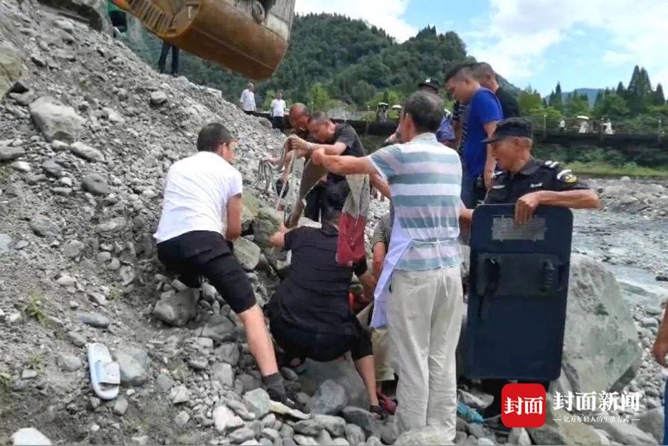 大石|河堤大石压住男孩小腿 民警帮忙紧急救援