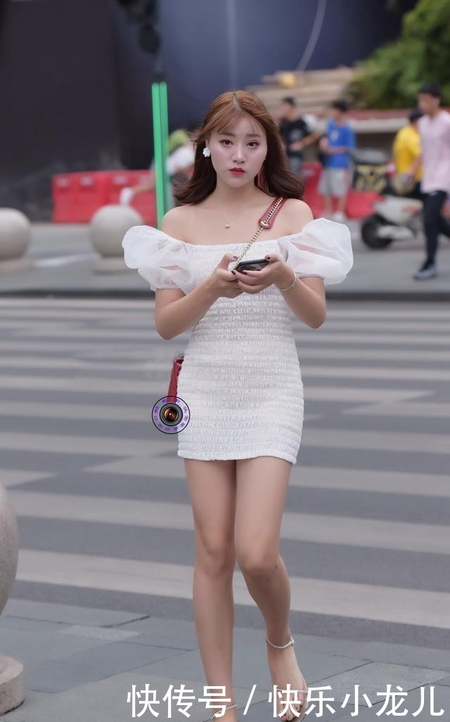 搭配|穿着连衣裙俏皮又活泼，勇敢追求新鲜感受，时尚街头的宠儿