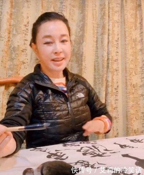 老师&刘晓庆书法进步明显,作品却主动降价,如今几千元被粉丝收藏