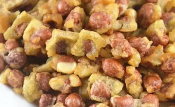 在花生里放一个鸡蛋,味道鲜美,吃起来容易