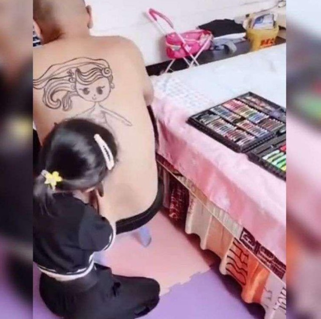 画画|女儿在爸爸背上画画,爸爸乖乖配合一动不动,网友:画功精湛