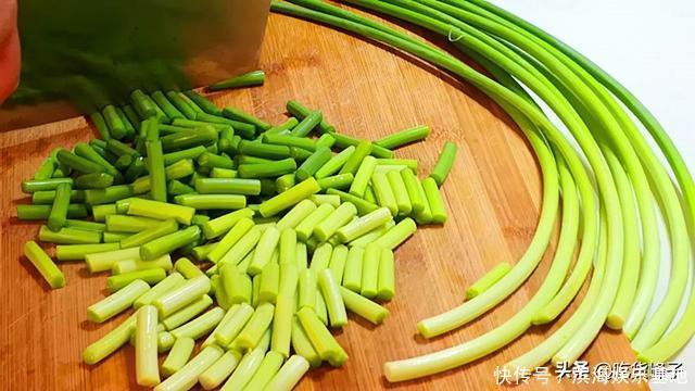 一样是蒜苔,“绿头”和“红头”有啥区别?老菜农告诉你正确答案