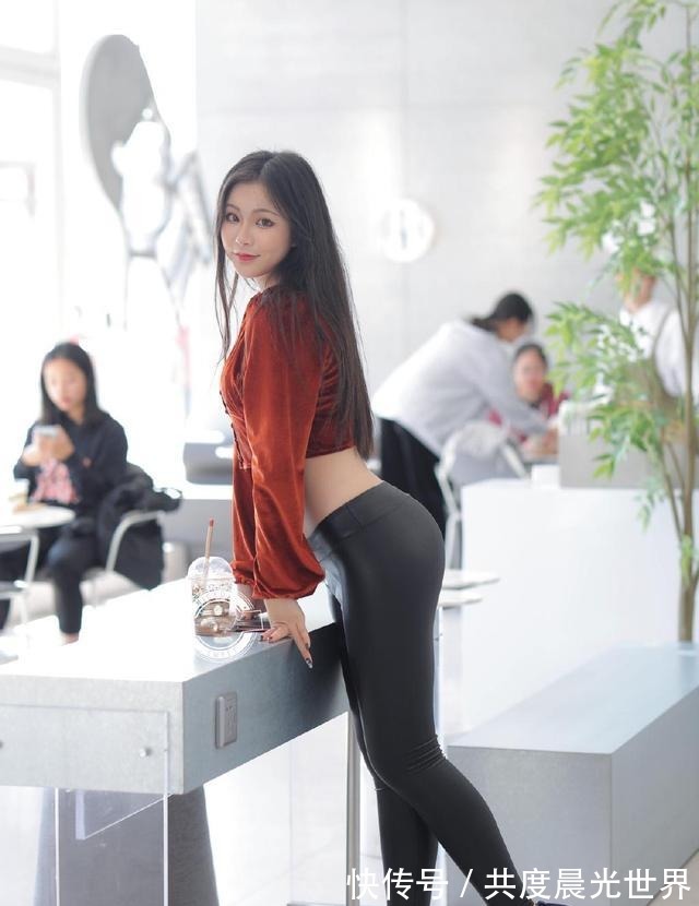 高跟鞋|美女穿深褐色的丝绒上衣配皮裤,露出美丽腰线,散发出魅力